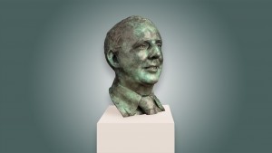 Bronzen beeld van man met groene patina op witte sokkel