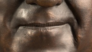 Expressie bij bronzen beeld van een glimlach