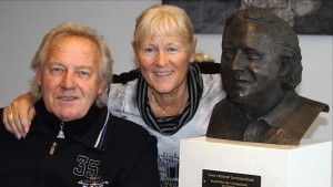 Koos Alberts en vrouw Joke op de foto na onthulling bronzen borstbeeld
