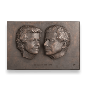 bronzen plaquette, ook wel basrelief, een portret van een getrouwd paar