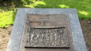 RKSV bronzen plaquette ter ere van 100 jarig bestaan op gazon