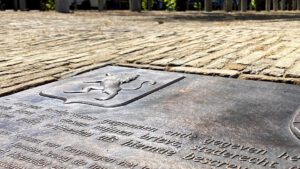 Bronzen plaquette steenlegging in Heenvliet herdenking 550 jaar stadsrechten